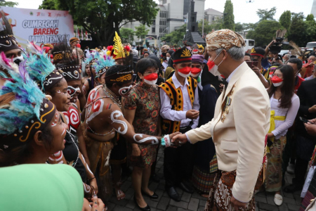 Berbagai Etnis Meriahkan HUT ke-72 Jateng, Ganjar: Wujud Semangat Kebersamaan dalam Keberagaman